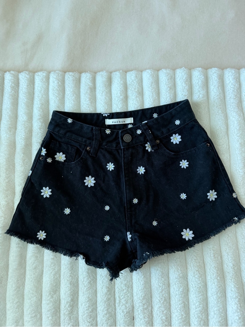 PacSun Black Daisy Embroidered Jean Shorts sz 22